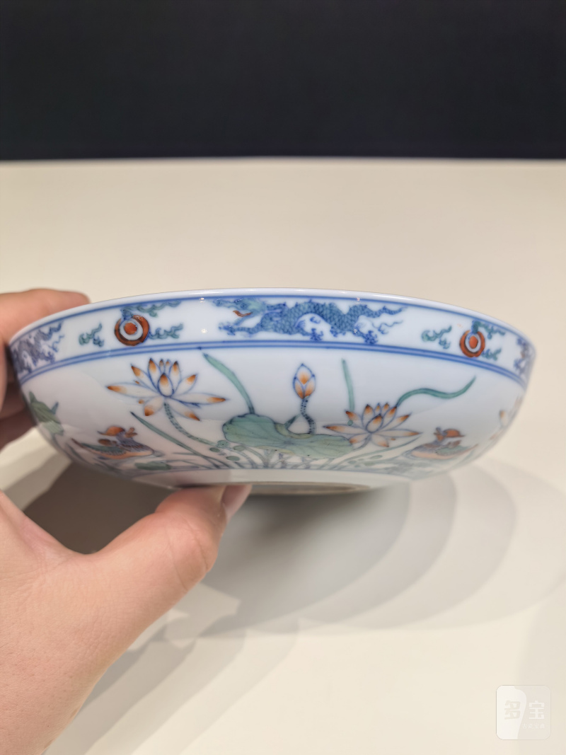 清雍正 斗彩鸳鸯荷塘图卧足盘一对 - 图16